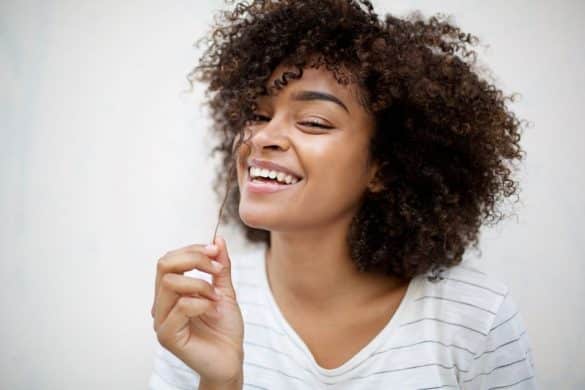 Quelle coupe de cheveux pour les femmes aux boucles naturelles ?