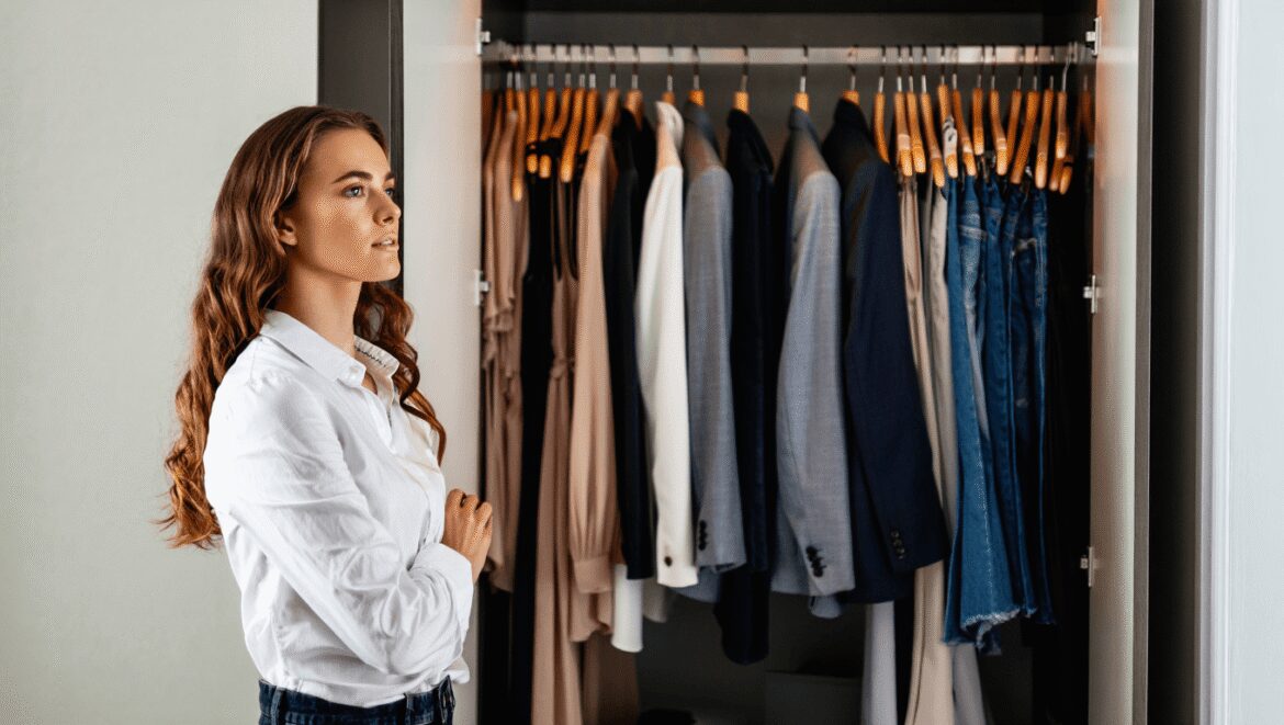 Les basiques mode à avoir à 30 ans : guide tendance