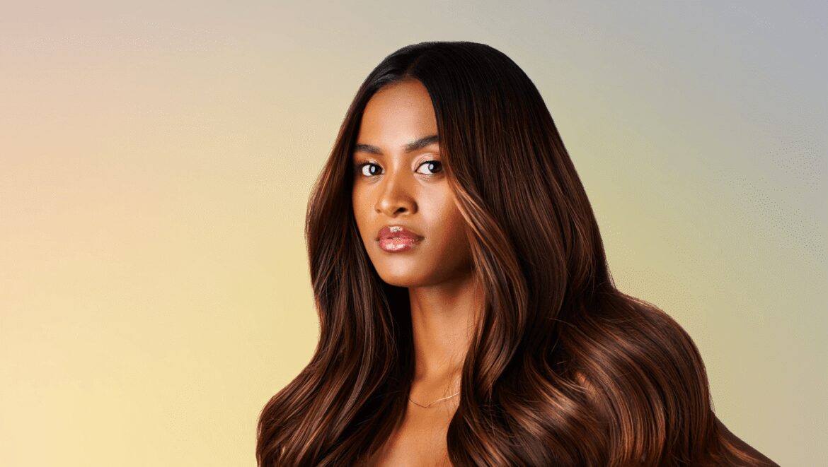 Balayage brun caramel : la technique soleil qui sublime les brunes en 2026