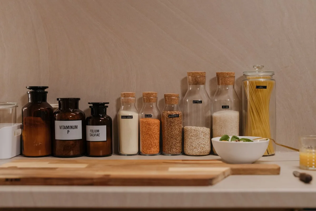 Mains lisant attentivement les étiquettes d'un produit alimentaire pour identifier le gluten