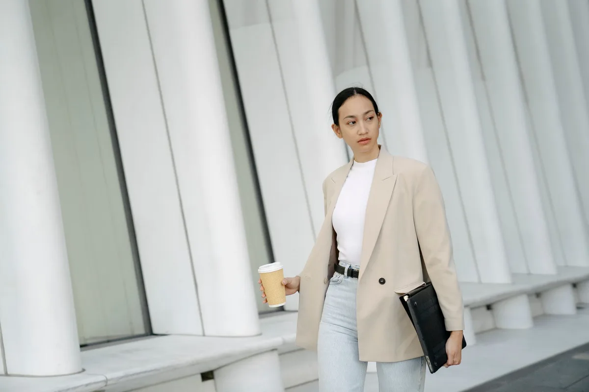 Femme en tenue de bureau avec blazer structuré et jean ballon