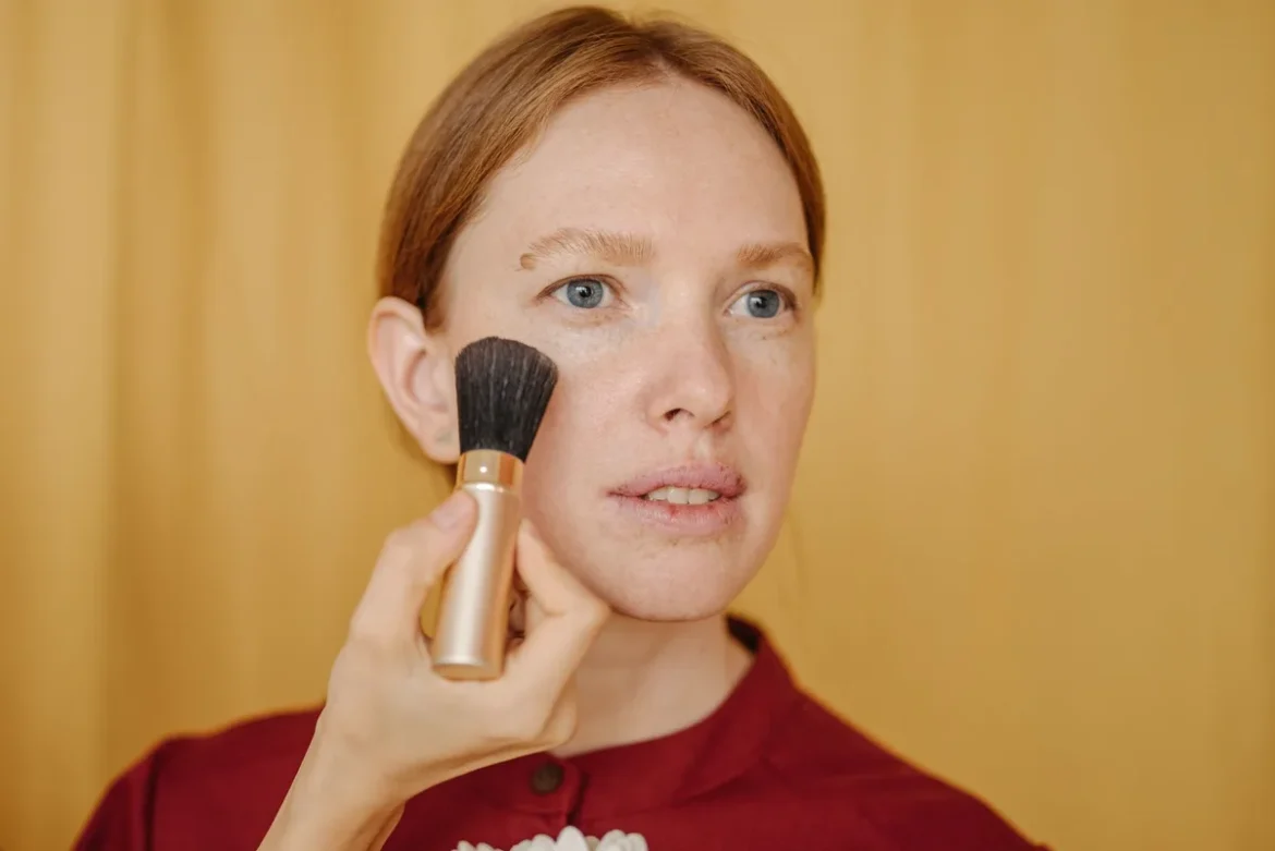 Application d'une BB crème sur le visage avec les doigts en lumière naturelle