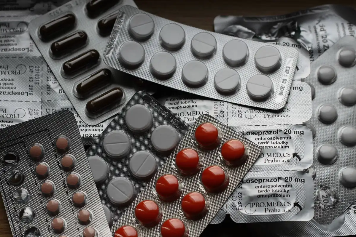 Différents types de comprimés et de médicaments antiacides en vente libre.