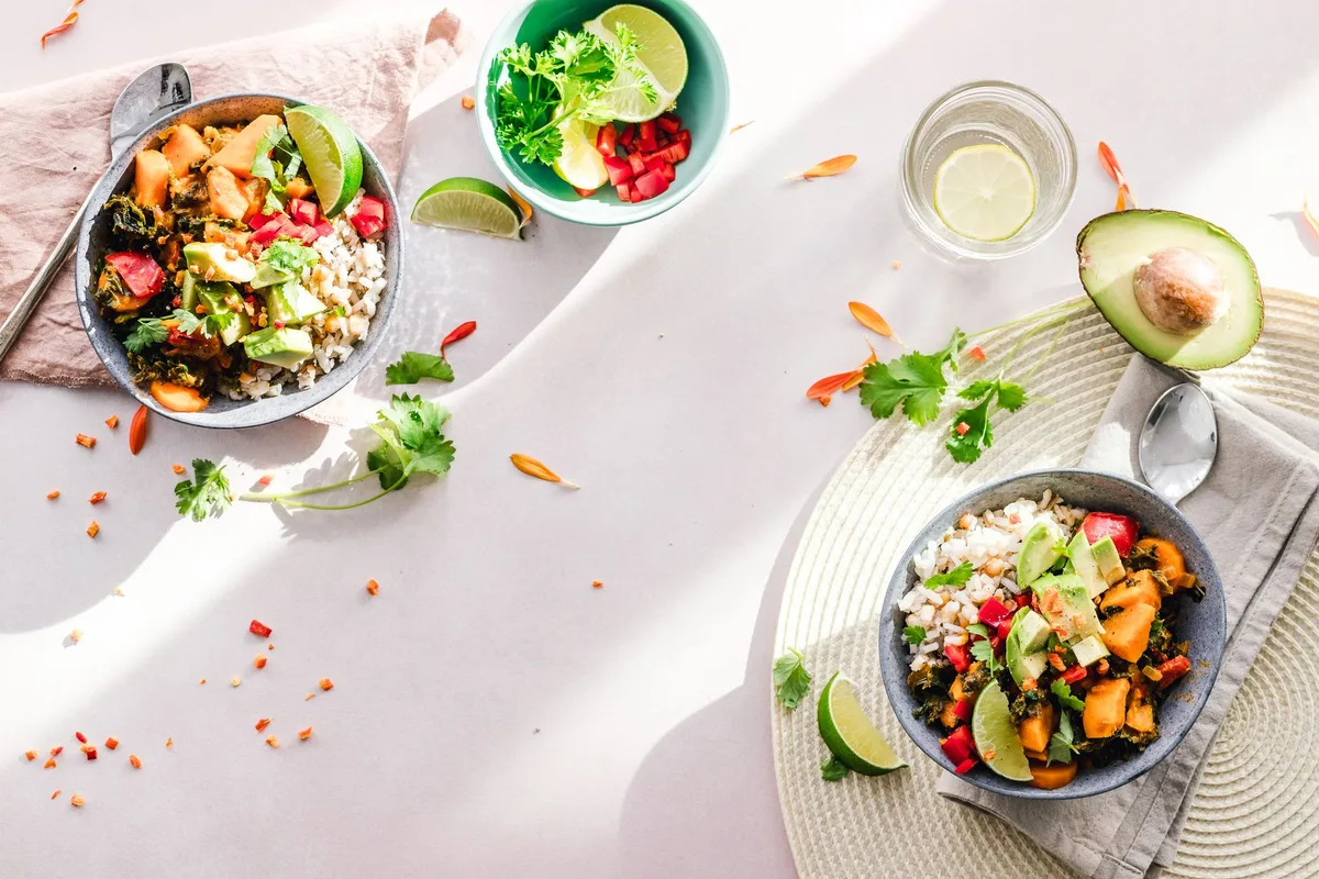 Salade fraîche avec fruits et légumes crus riches en eau