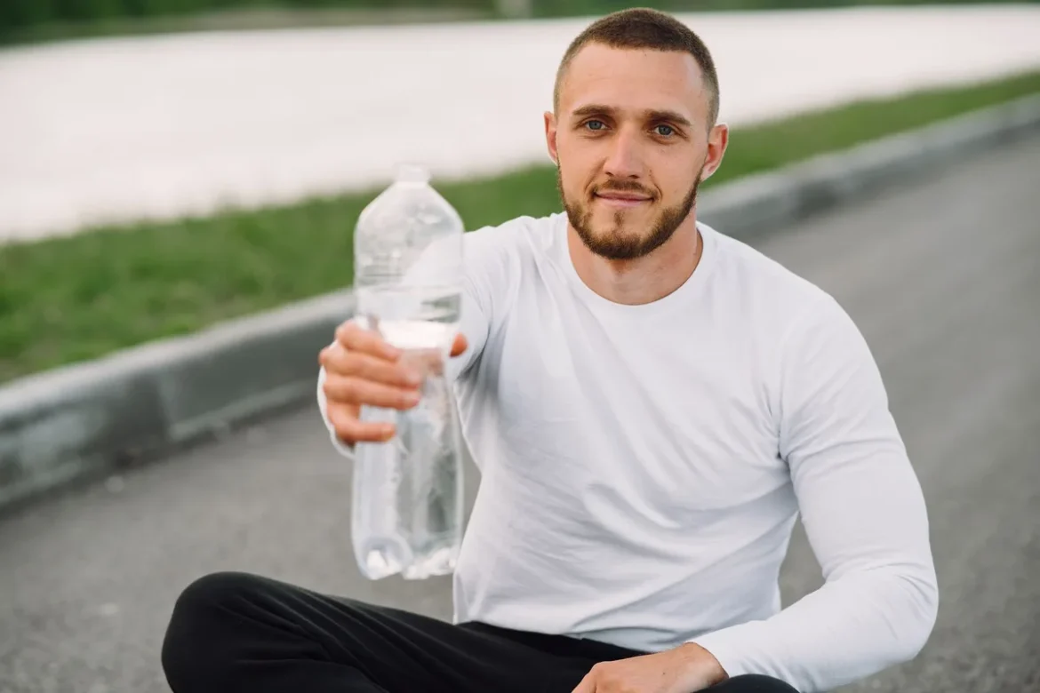 Verre d'eau fraîche près d'une fenêtre ensoleillée pendant une journée chaude d'été