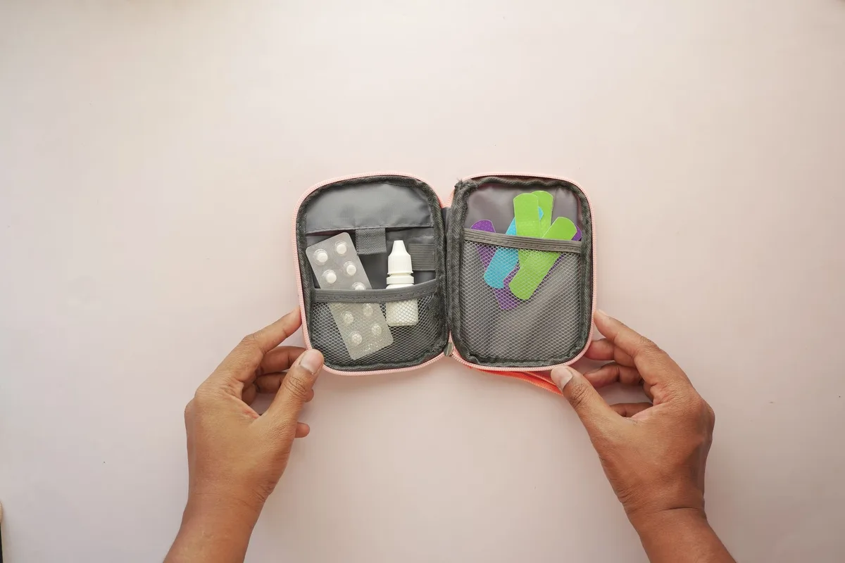 Kit de voyage avec comprimés de réhydratation, filtres à eau et produits d'hygiène