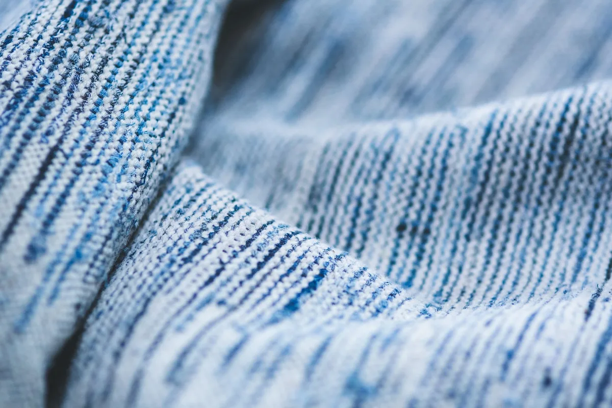 Gros plan sur différentes matières de chaussettes : bambou, coton et autres fibres.