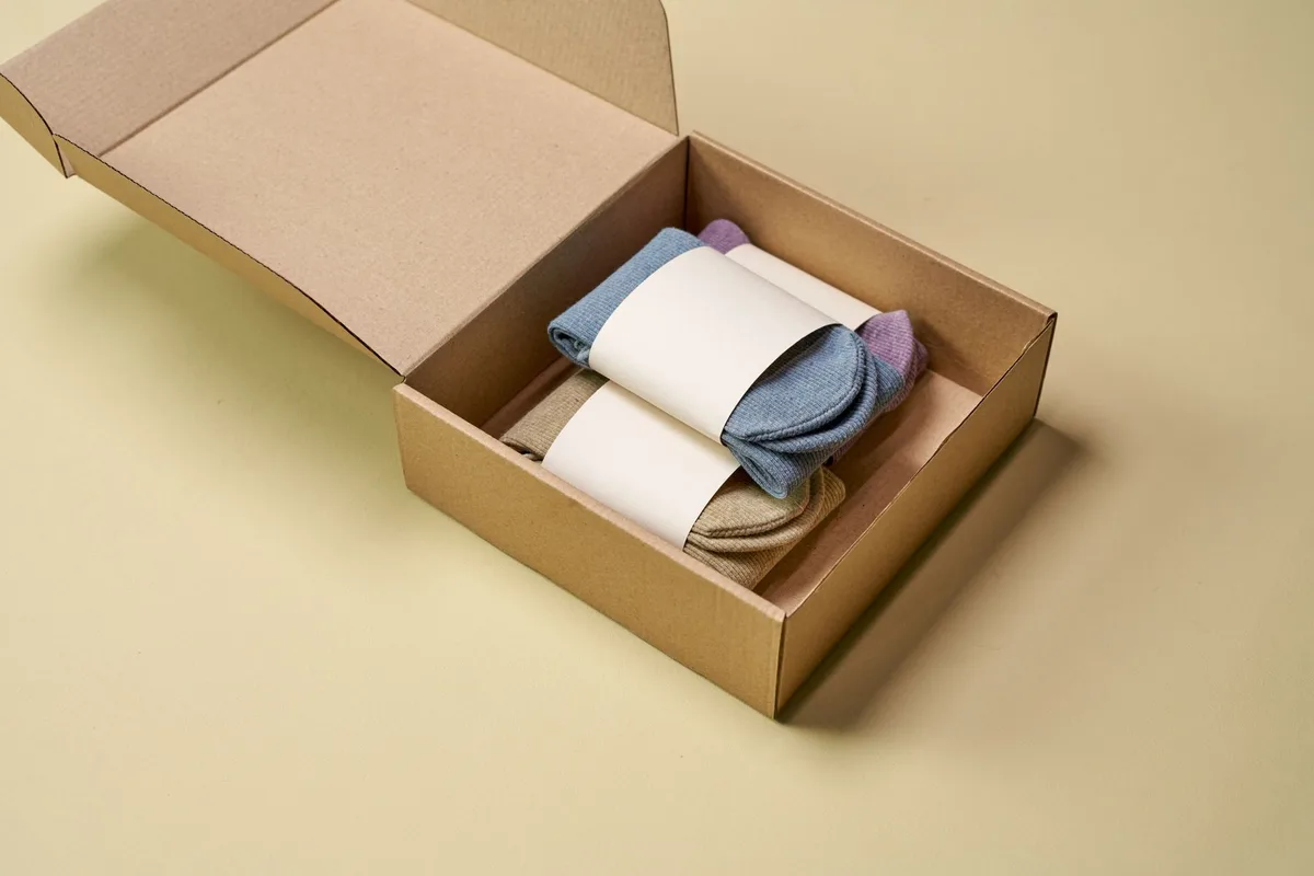 Un coffret cadeau contenant plusieurs paires de chaussettes fantaisie de différents styles.