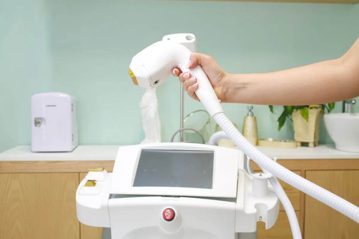 Traitement d'épilation au laser sur la peau d'une femme