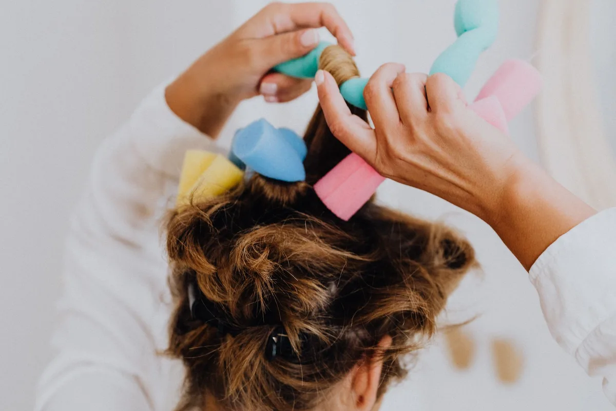 Cheveux frisés séchés au diffuseur pour définition et volume