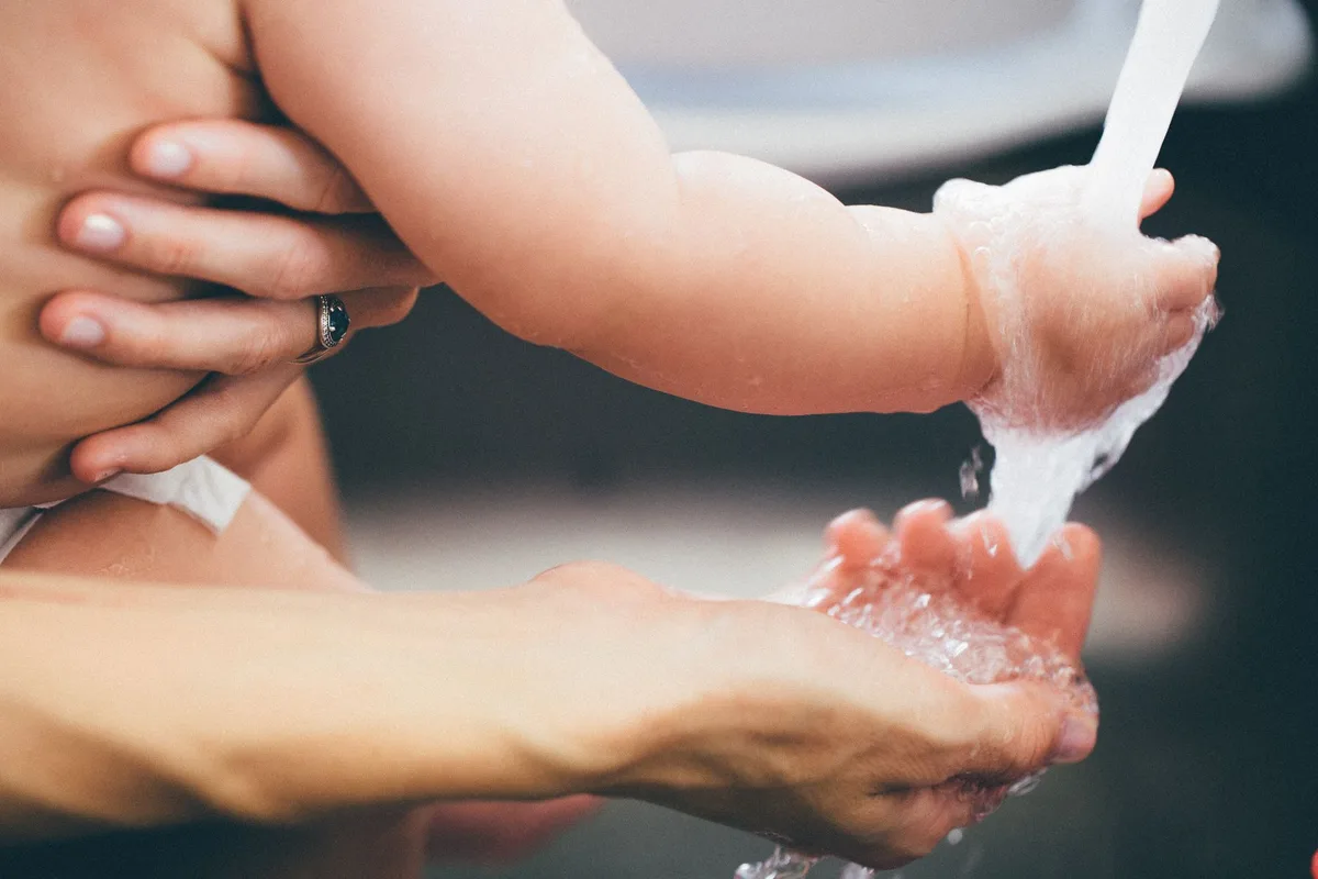 Bébé lors d'un bain doux avec savon gras, peau fragile