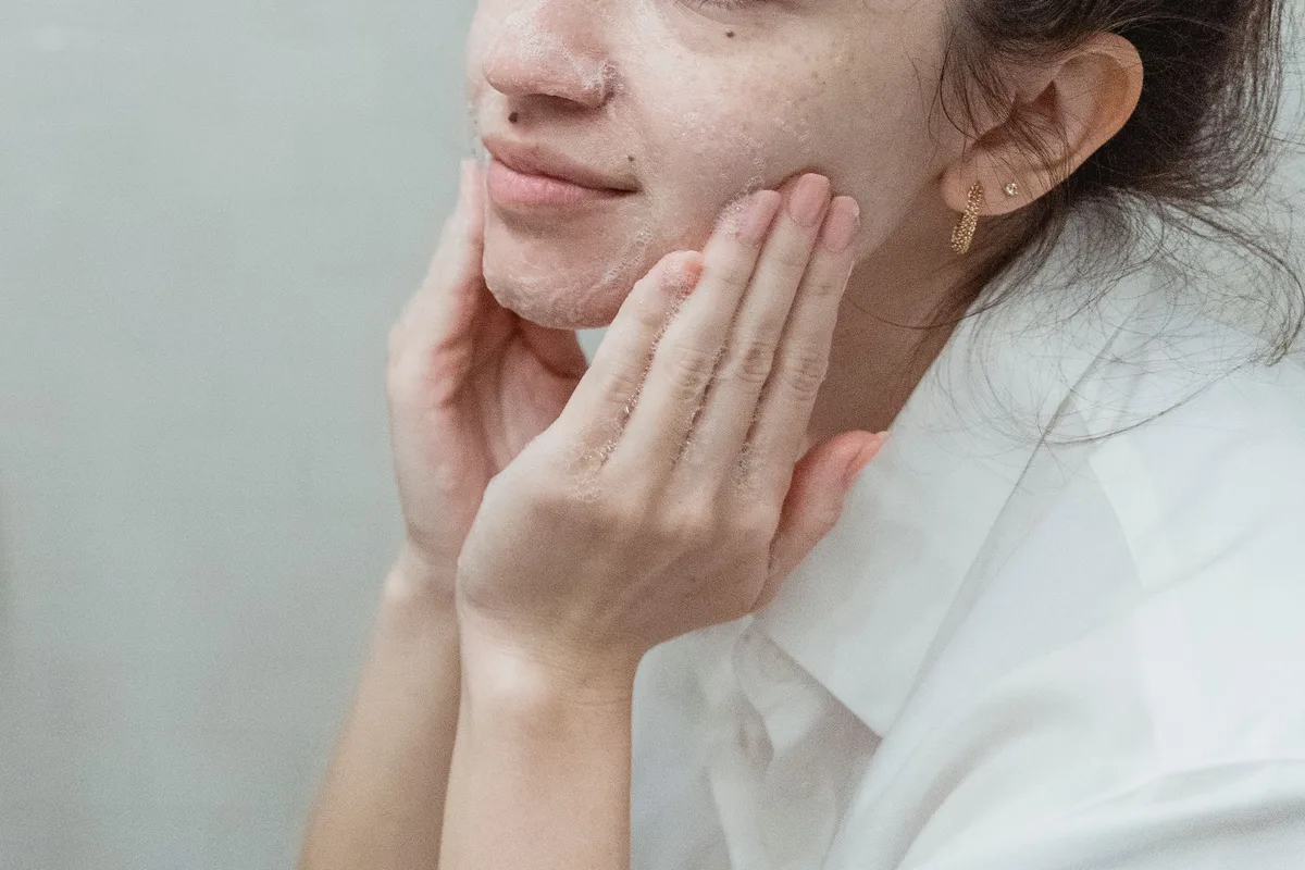 Routine de soins minimaliste avec nettoyage doux et hydratation apaisante