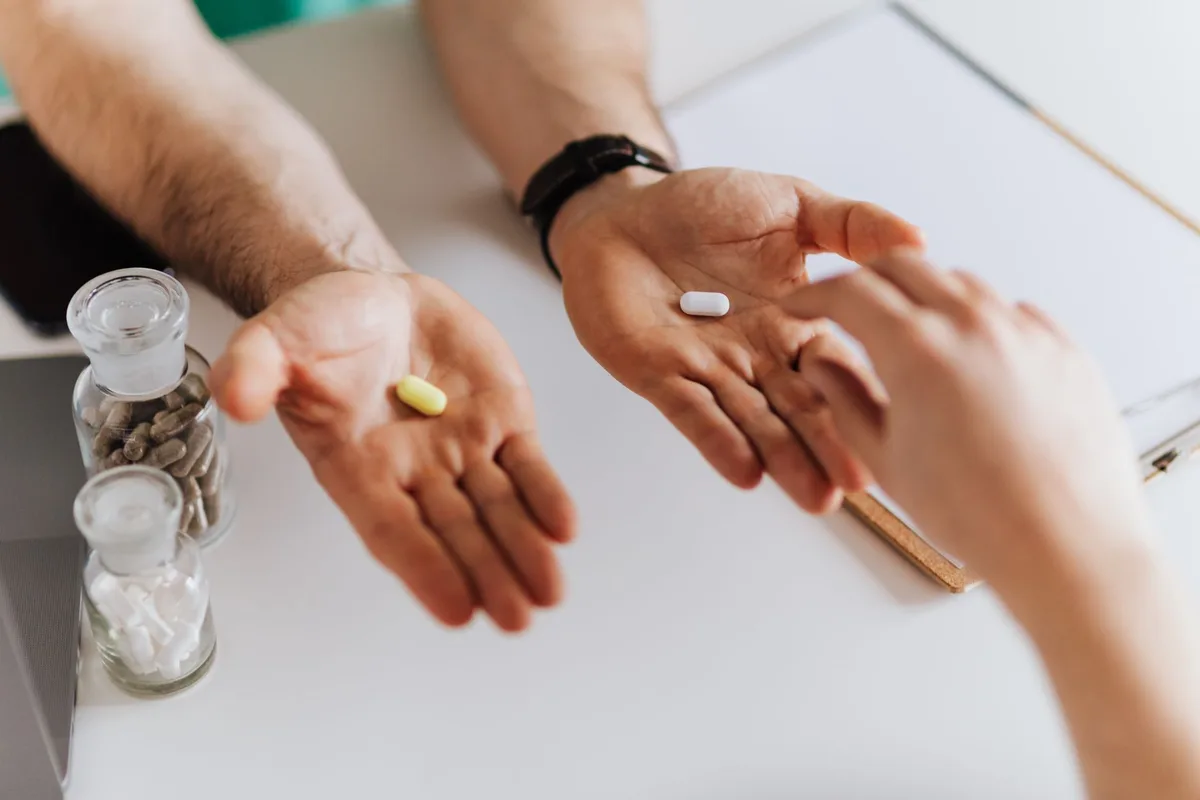 Comprimés et médicaments posés sur une table avec ordonnance