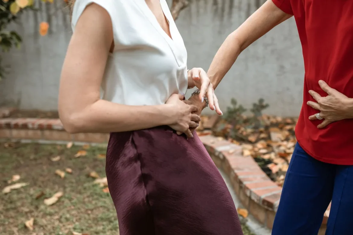 Personne tenant son abdomen en raison d'une douleur gastrique