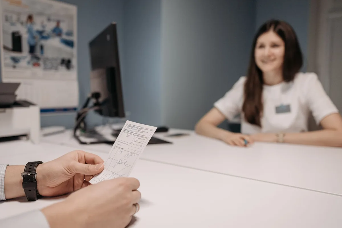 Femme en consultation avec un praticien, discussion bienveillante sur les objectifs de l'intervention