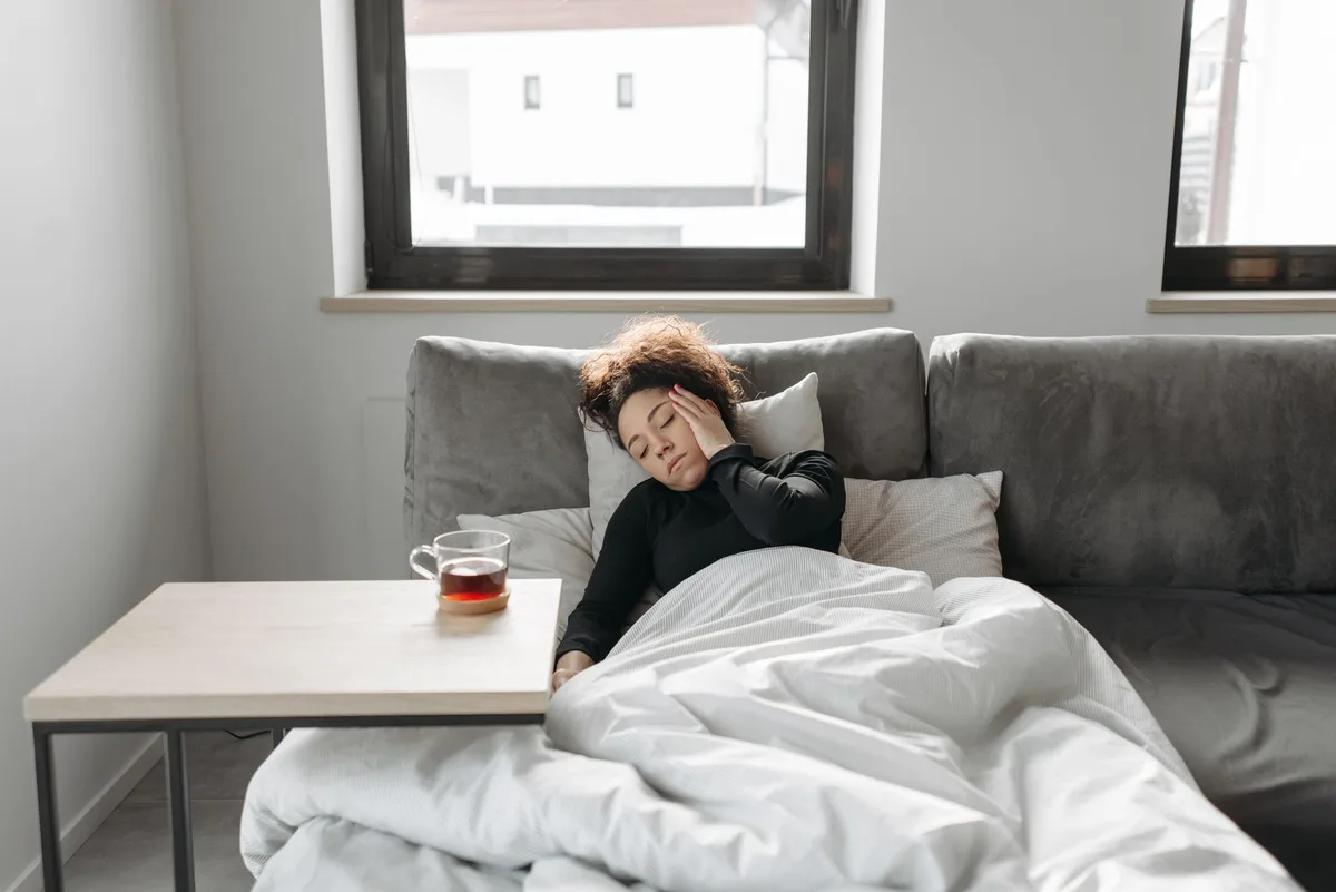 Femme se reposant confortablement chez elle, période de convalescence et de récupération