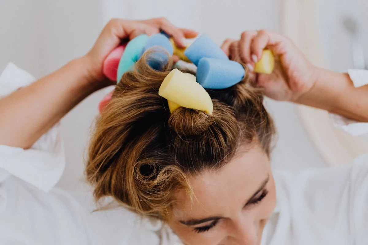 Rouleaux en mousse et bigoudis souples pour créer des ondulations sans chaleur