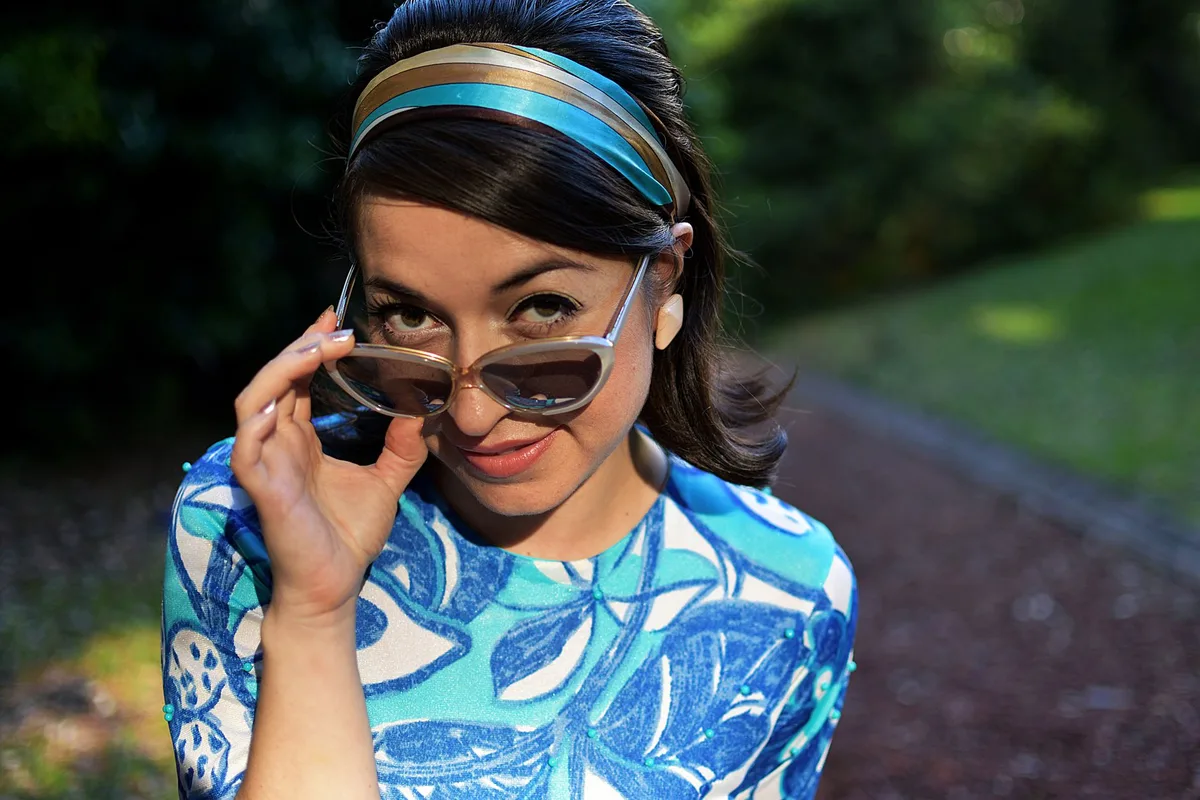 Accessoires rétro : foulard, bandeau et épingles plates pour coiffure années 50
