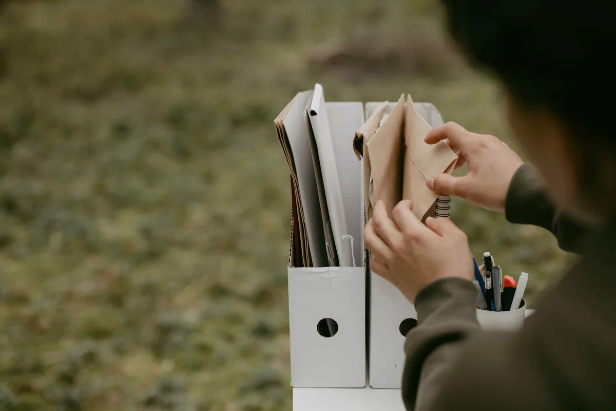 Acte de naissance, bulletins de salaire et documents administratifs organisés