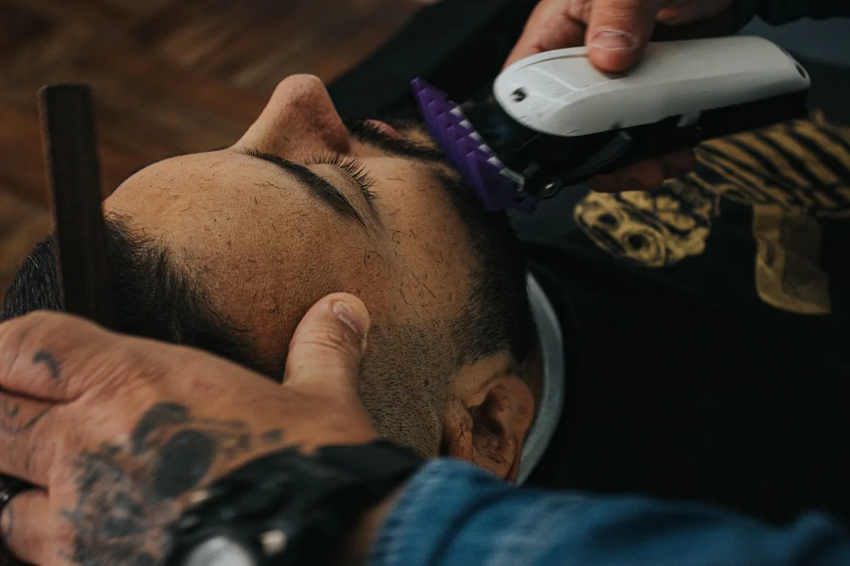 Différentes formes de visage et coupes de cheveux dégradé adaptées