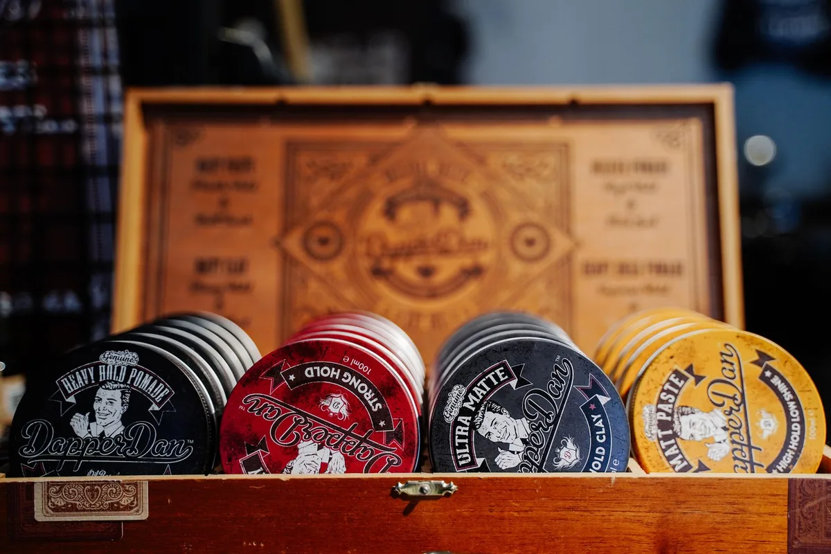Produits coiffants pour hommes : poudre, cire et pâte mate