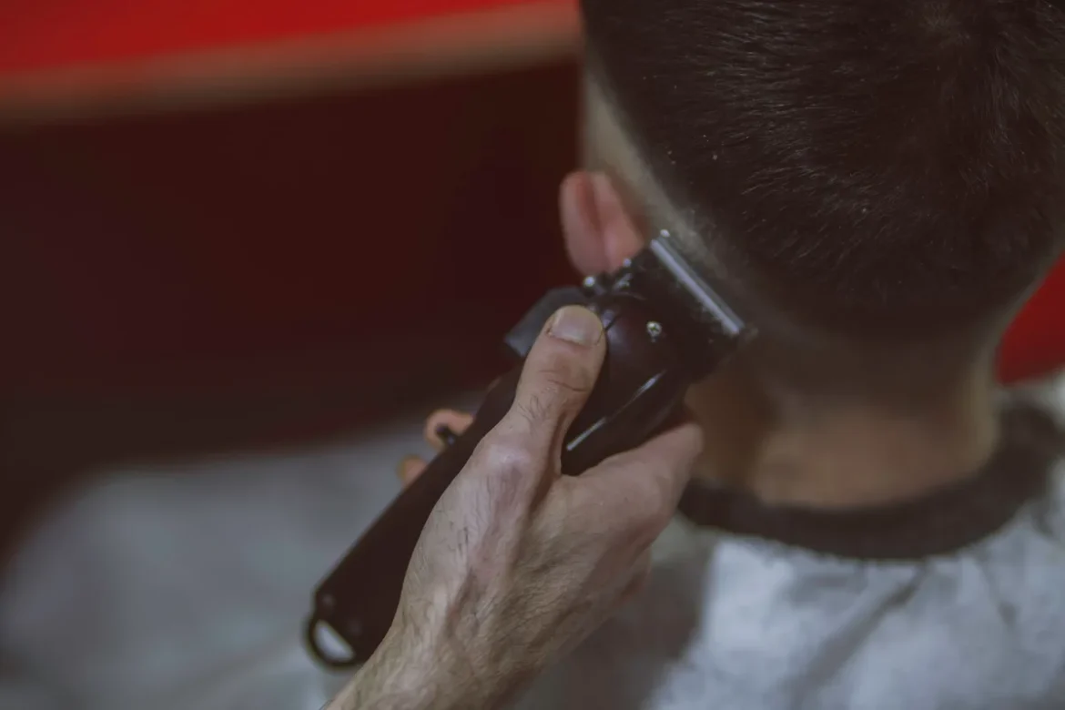 Outils de barbier et équipements dans un salon de coiffure pour hommes