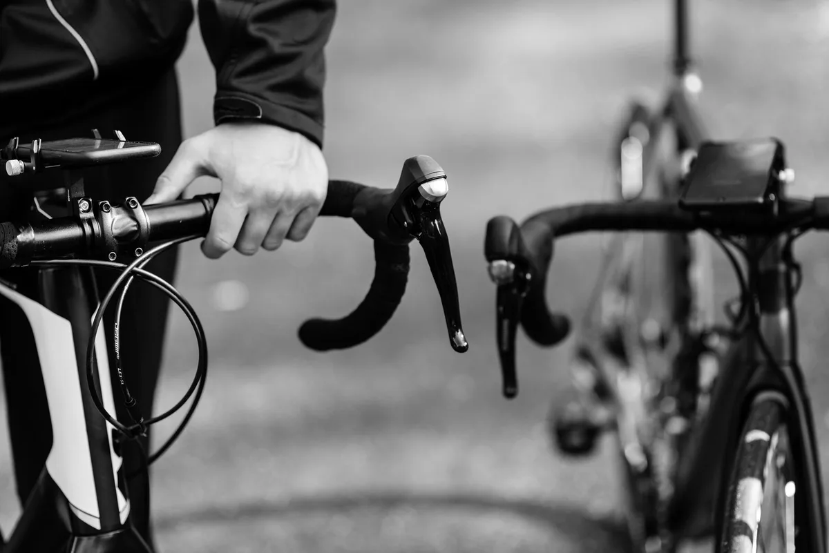 Cycliste en position de pédalage, montrant l'alignement du dos et des épaules selon la hauteur du guidon.