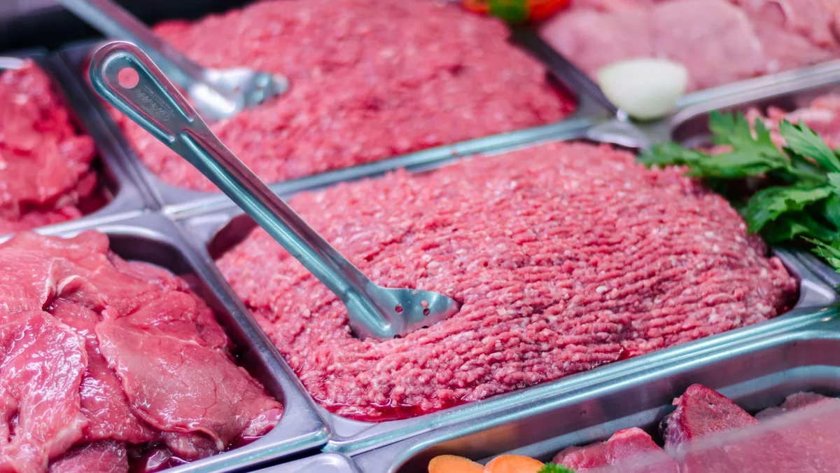 Viande hachée crue sur une surface de préparation