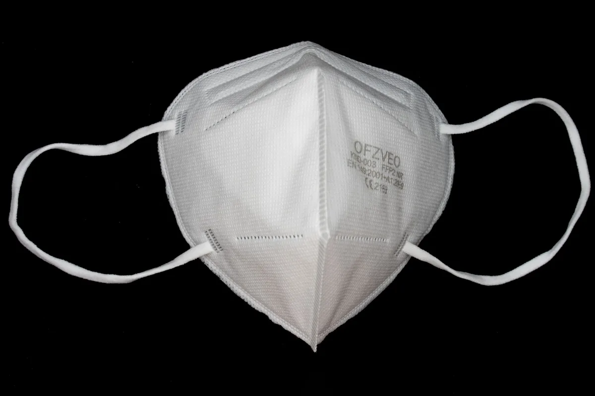 Masque FFP2 correctement ajusté sur le visage pour une protection optimale