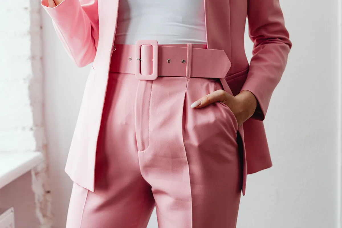 Femme portant un pantalon imprimé avec un blazer neutre et des chaussures fermées, tenue professionnelle.