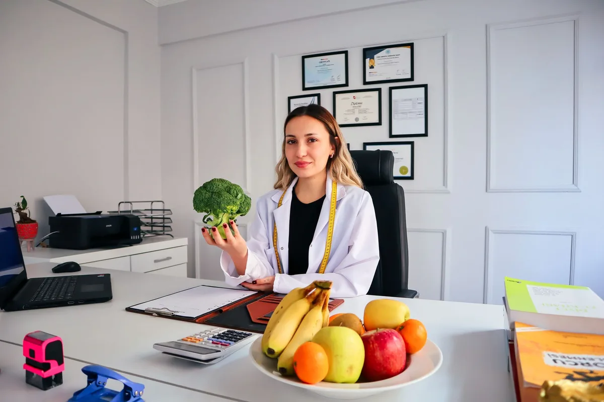 Assiette équilibrée avec fruits, légumes et produits laitiers variés