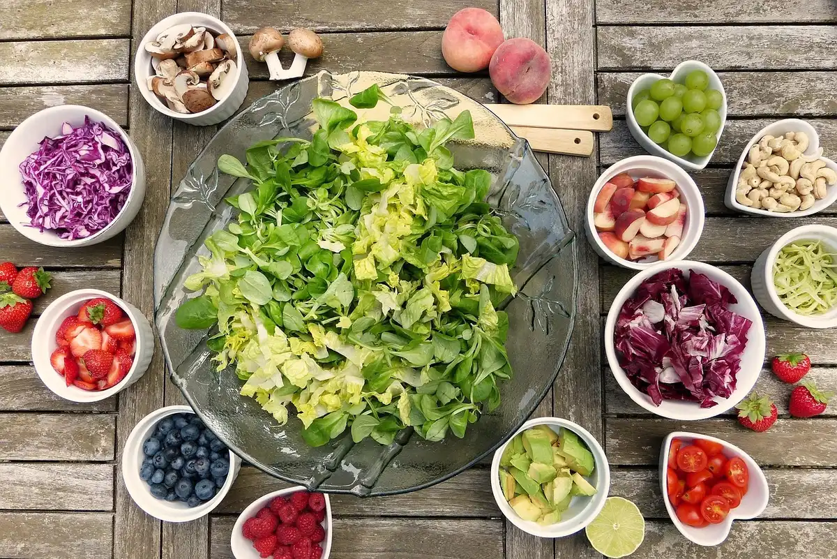 Assiette équilibrée avec fruits, légumes et céréales complètes pour une alimentation saine