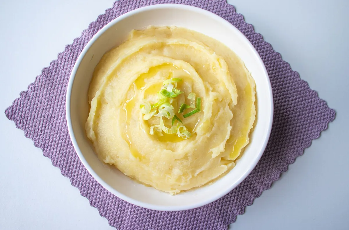 Purée de pommes de terre onctueuse sans lactose, garnie d'ail confit