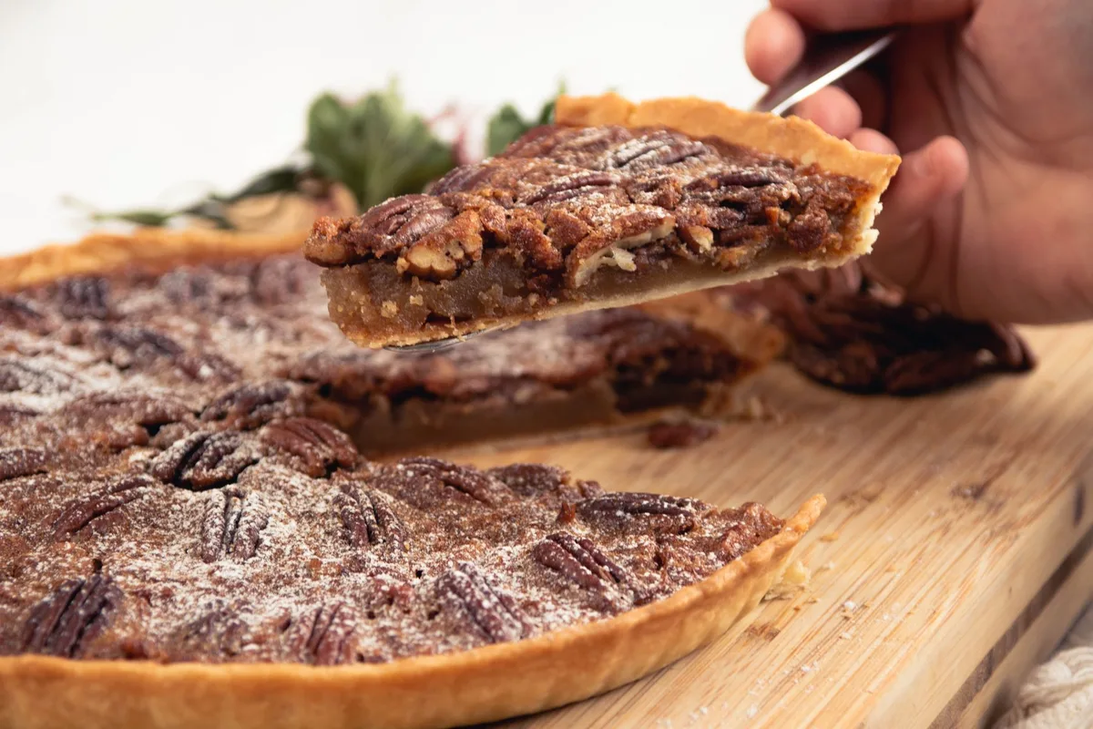 Tarte aux noix de pécan avec garniture sans lactose, légèrement tremblotante