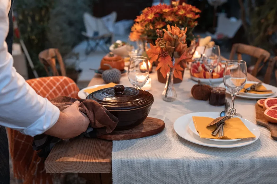 Table de Thanksgiving avec plats sans lactose : purée, légumes rôtis et tarte aux noix