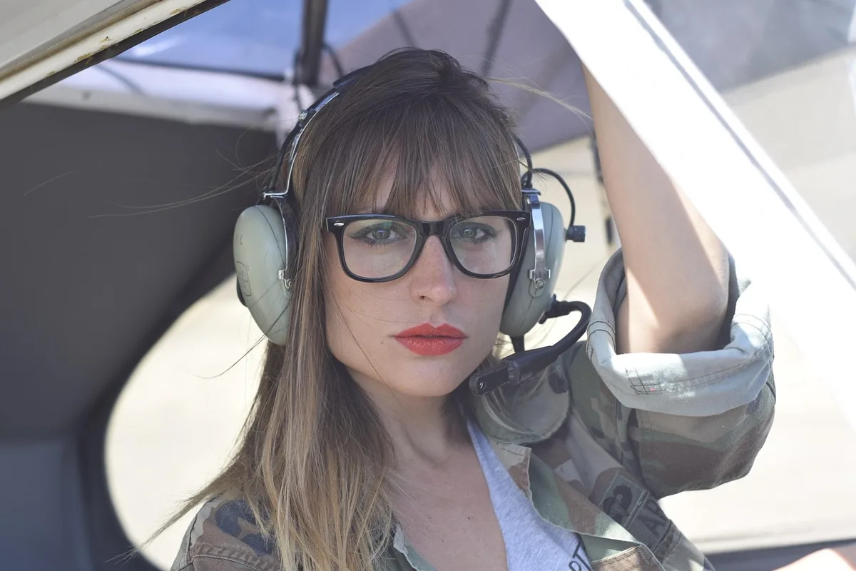 Femme portant un blazer structuré ceinturé qui marque la taille