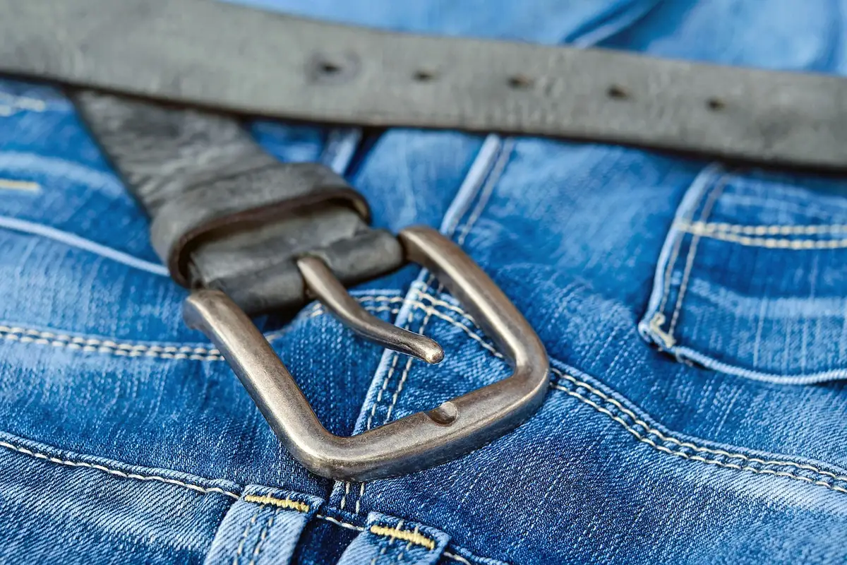 Femme portant un jean taille haute coupe bootcut qui allonge la jambe