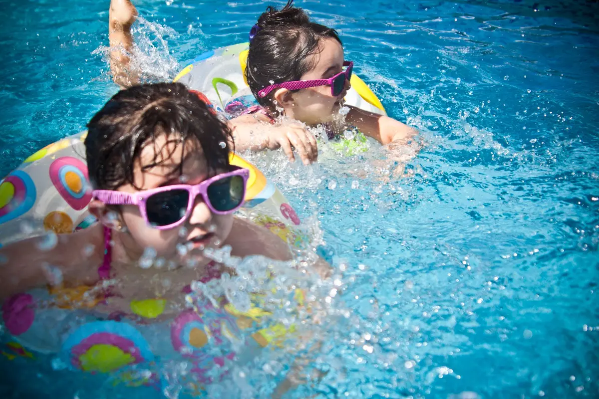 Enfants en bas âge près d'une piscine, groupe d'enfants à proximité de l'eau