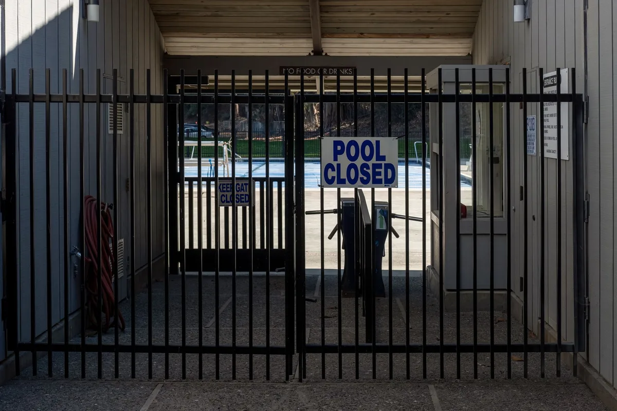 Barrière de sécurité et portail autour d'une piscine privée