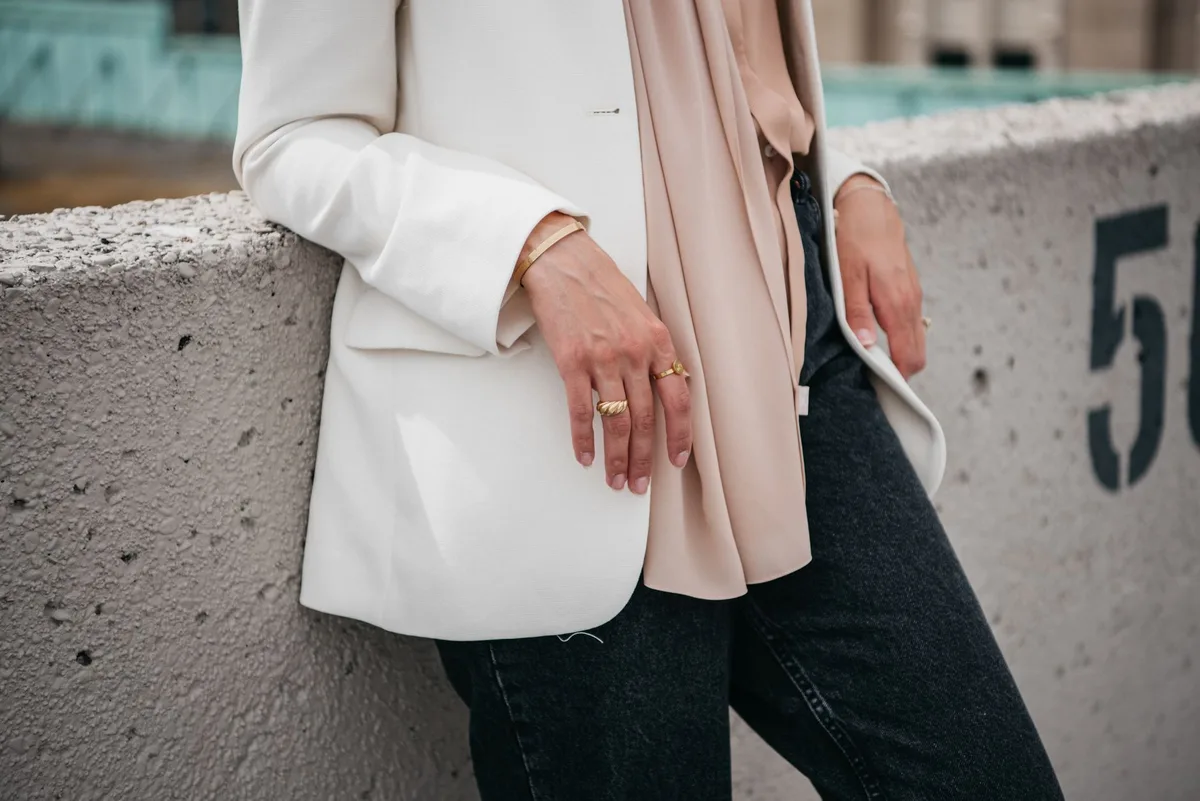 Tenue professionnelle avec jean brut, blouse légère et blazer taillé