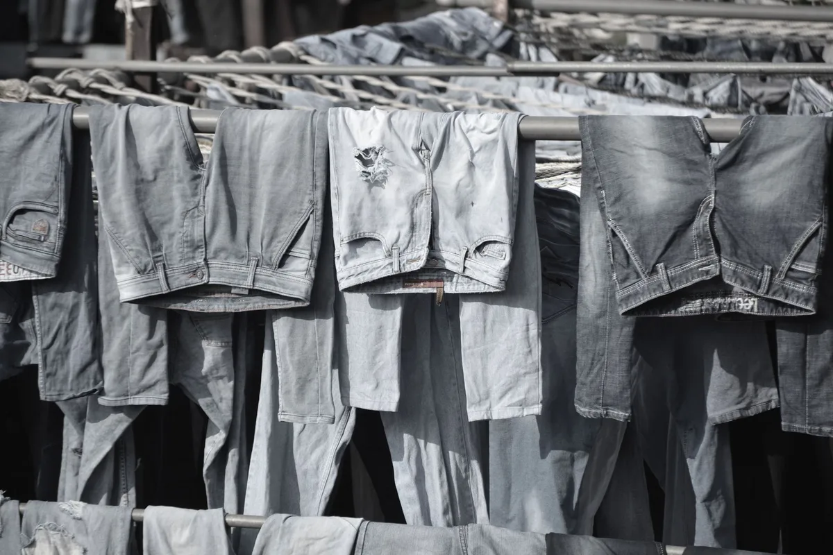 Lavage du denim à l'envers pour préserver la couleur indigo