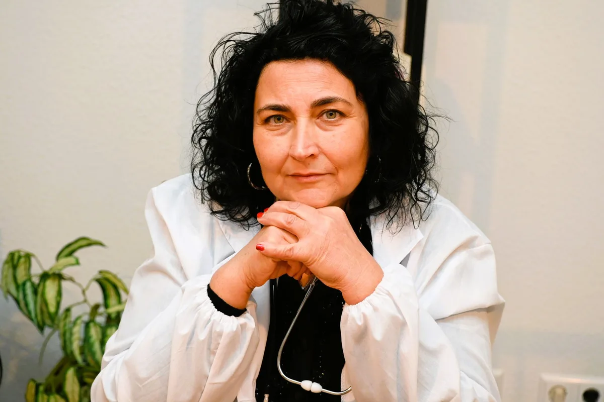 Femme en consultation avec un spécialiste en fertilité pour discuter de l'impact de l'âge