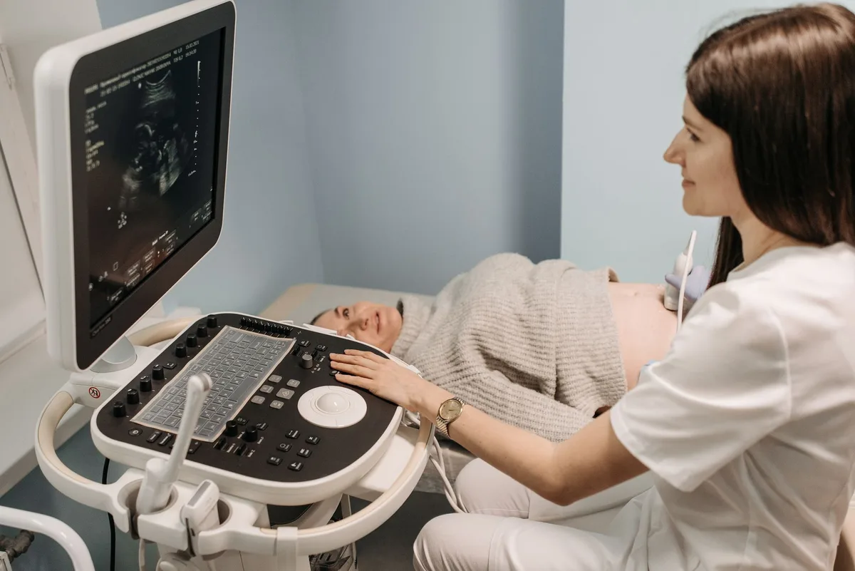 Femme enceinte lors d'une consultation prénatale avec dépistage des facteurs de risque