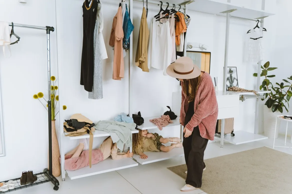 Pièces de mode printemps-été soigneusement arrangées dans un dressing lumineux