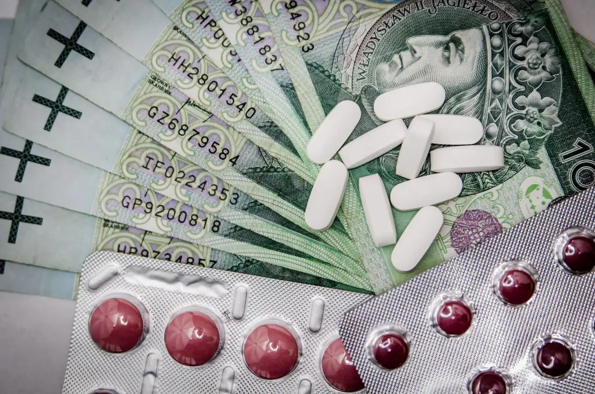 Médicaments et factures médicales illustrant les coûts élevés des traitements des MICI