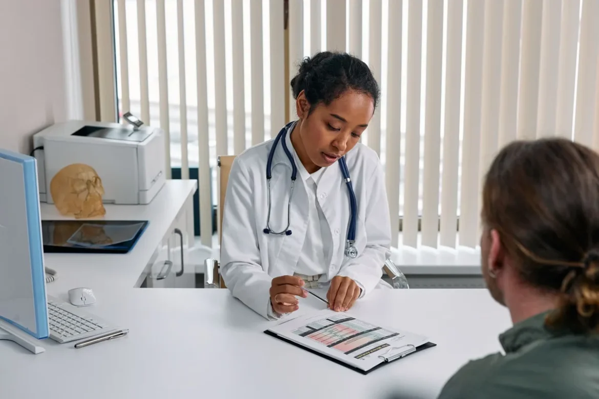 Main d'un patient tenant un dossier médical et un journal de suivi à côté d'un stéthoscope