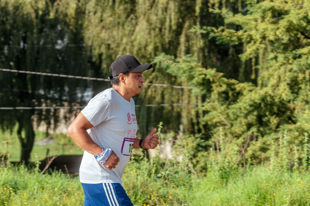 Un homme pratiquant une activité physique régulière pour améliorer son énergie et son bien-être général