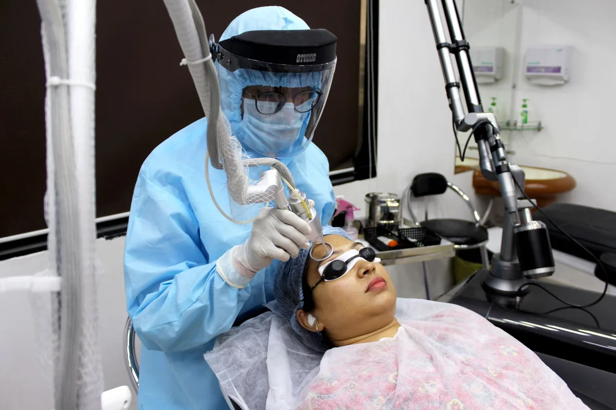 Traitement par laser des cicatrices et soins dermatologiques non chirurgicaux du contour des yeux