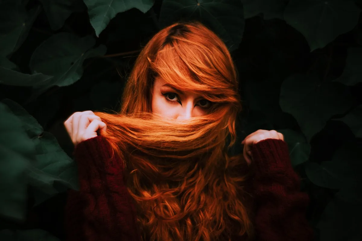 Résultat de balayage progressif sur cheveux bruns montrant des reflets cuivrés et miel naturels.