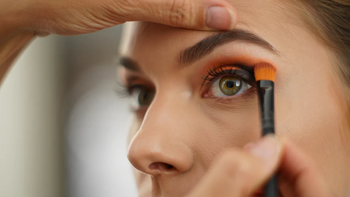 Quel impact la couleur des yeux a‑t‑elle sur le choix ? — Les reflets agissent comme un cadre pour le regard. Les tons orangés ou dorés intensifient les yeux bleus et verts, créant un contraste lumineux, tandis que les teintes profondes